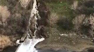 Ահազանգ. Քանաքեռի ալյումինի գործարանի տարածքից թափոնաջրեր են թափվում Հրազդան գետ
