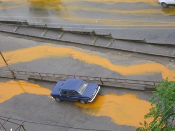 Անձրեւներից հետո Կապանի փողոցները ողողվում են լքված հանքի դեղին ջրերով