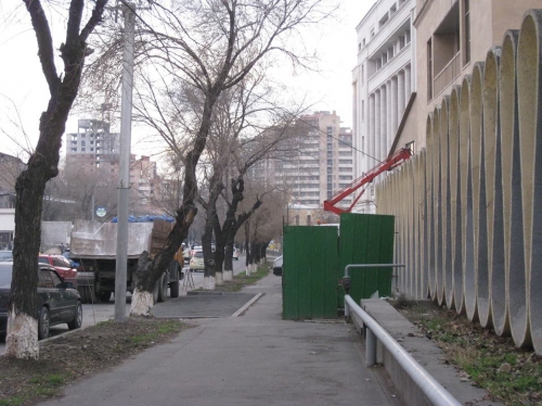 Мэрия Еревана в курсе, как зеленую зону превращают в парковку